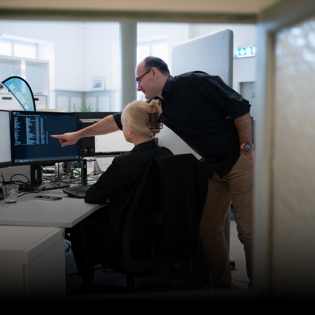 Tobias und Julia in Arbeit